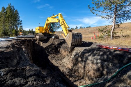 Maintenance crews work to repair a pipeline leak near Canyon Village (5)