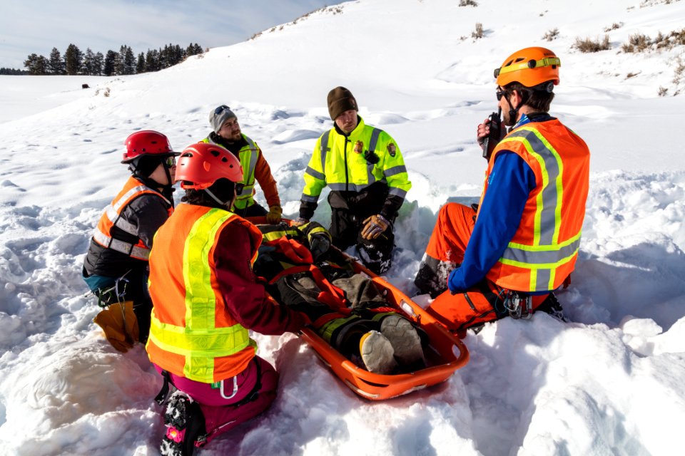 Search and rescue training: roadway rescue with oversnow vehicles (4)