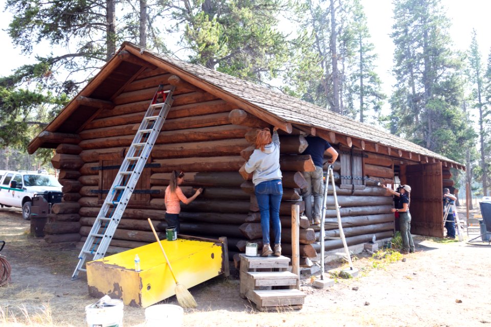 Canyon Corral volunteer project: painting the barn (2)