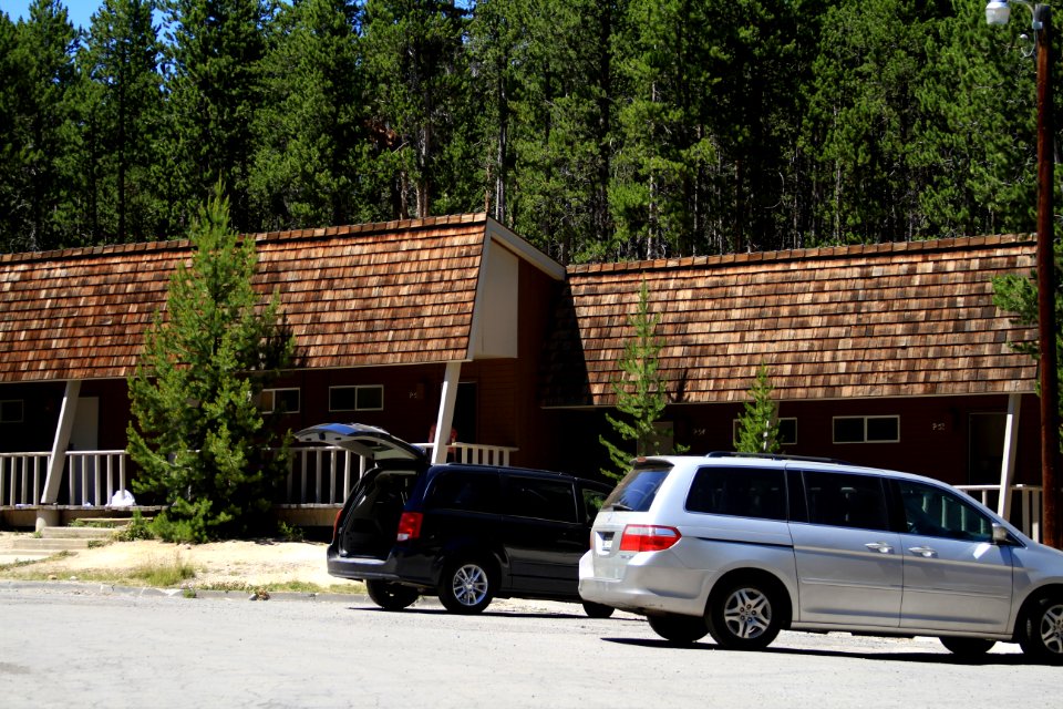 Canyon Lodge, cars parked in front of cabins