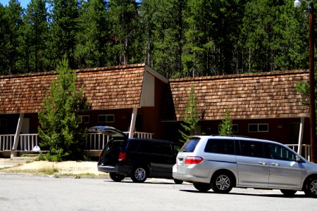Canyon Lodge, cars parked in front of cabins