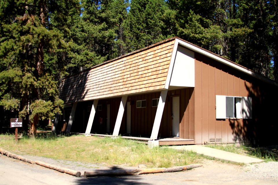 Lake Lodge, cabin building