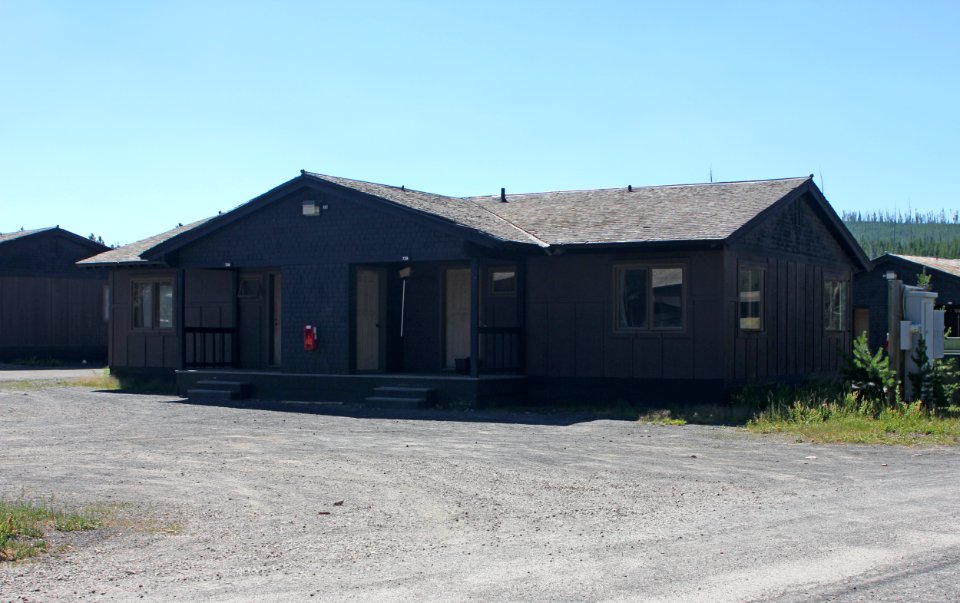 Old Faithful Snow Lodge cabin