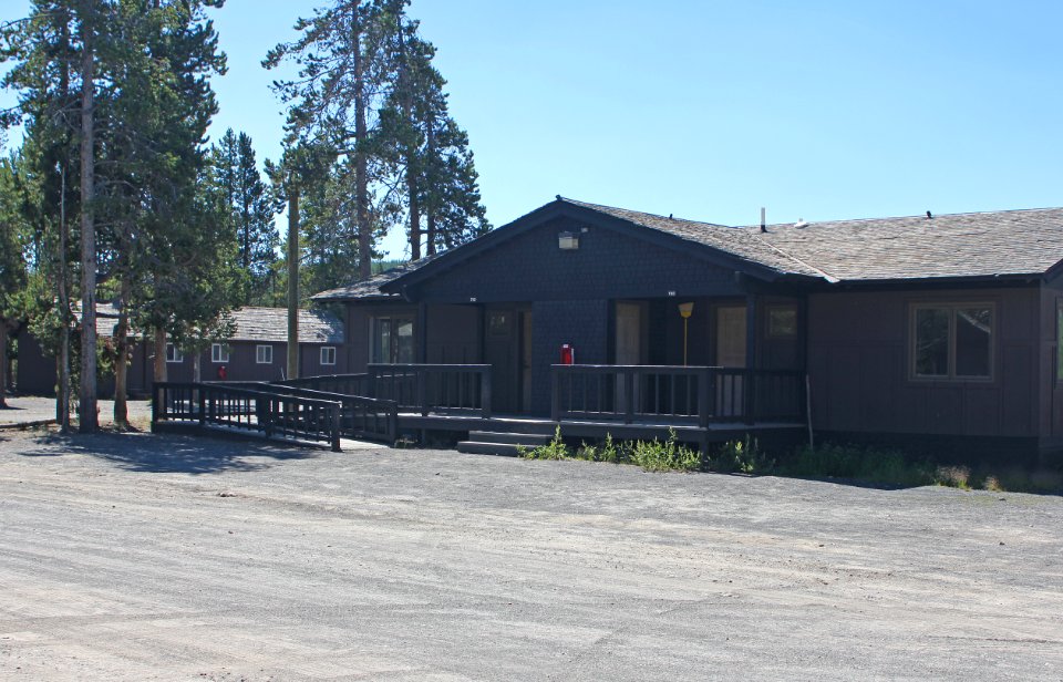 Old Faithful Snow Lodge cabin
