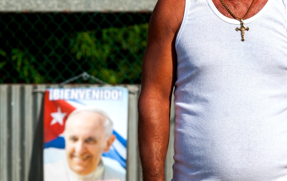 Religioso espera el paso del Papa Francisco