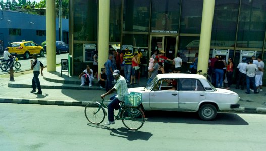 Movimiento en las calles de Santiago de Cuba a pocas horas de la Papa Francisco. photo