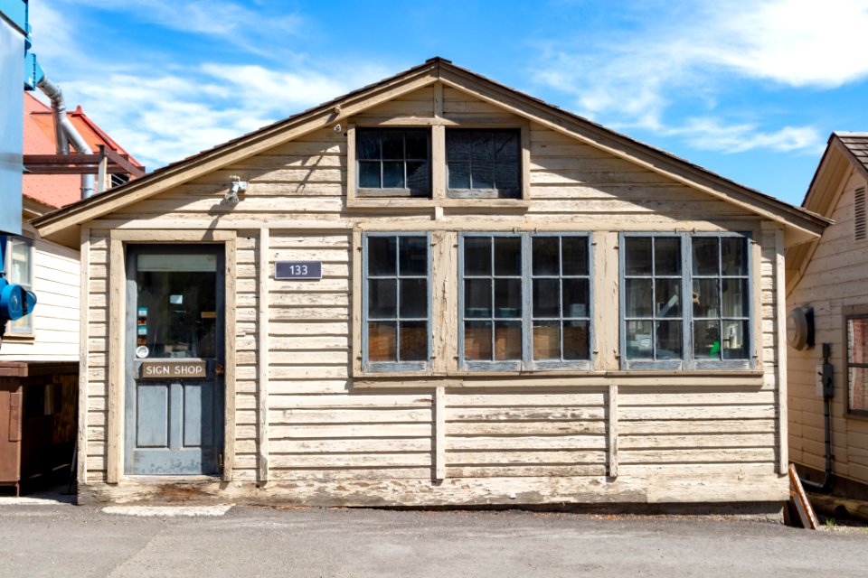 Poor condition of Fort Yellowstone buildings: sign shop