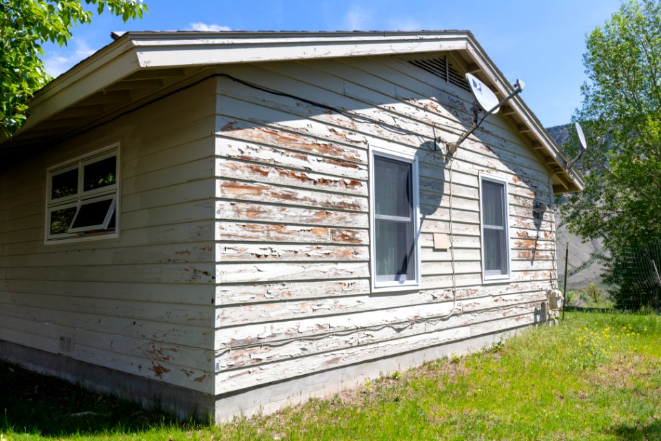 Poor exterior condition of of non-historic employee housing