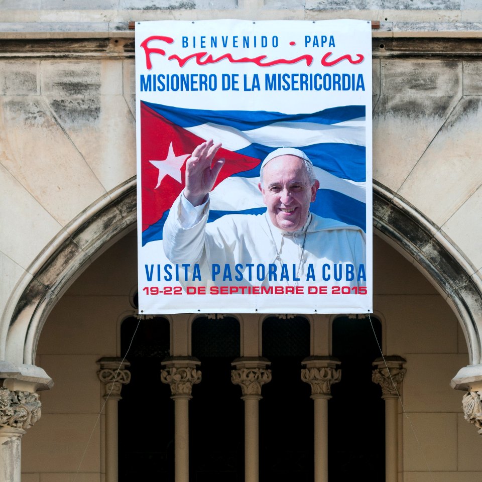 Pancarta por la visita del Papa Francisco a Cuba