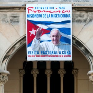 Pancarta por la visita del Papa Francisco a Cuba