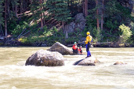 Swiftwater rescue training - rescuing stranded swimmers with ropes (12)
