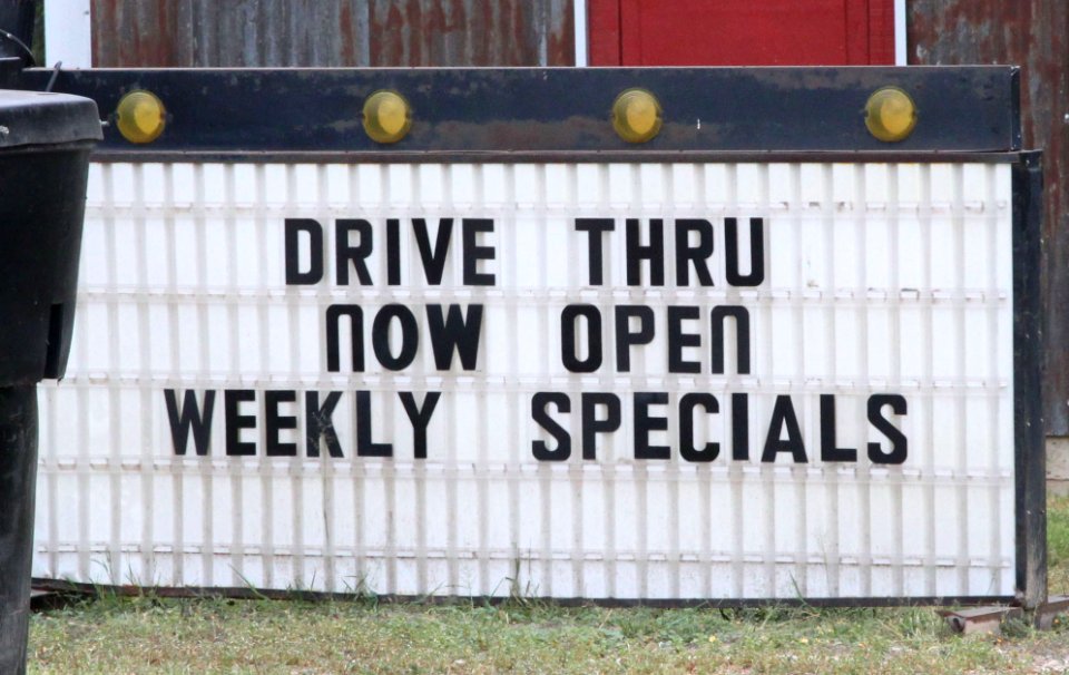 LIQUOR -GUNS SIGN in Uvalde, TX  (2)