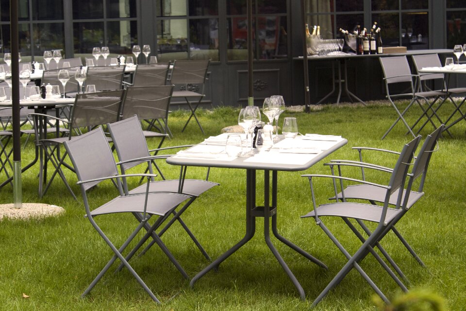 Grass lunch setting