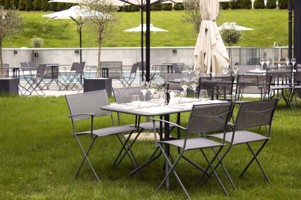 Grass lunch setting