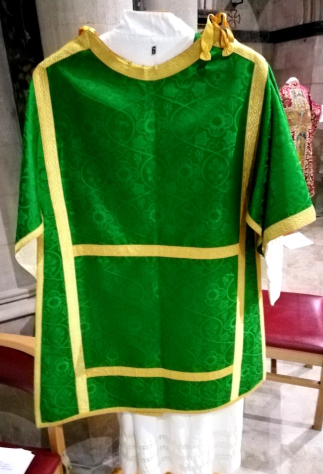 06 DALMATIC AND DEACONS STOLE