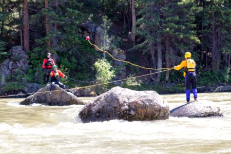Swiftwater rescue training - rescuing stranded swimmers with ropes (11)