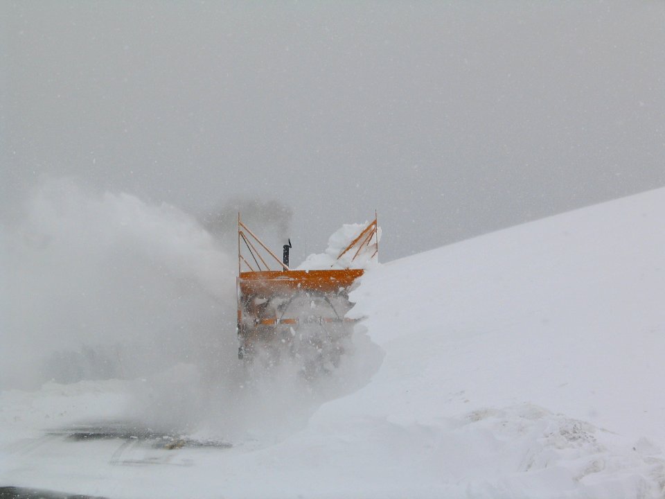 Blowing the drifts out of Hayden Valley (6)