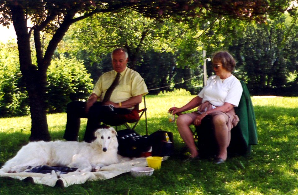 Timo relaxing with Dick and Ora Lee