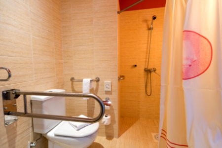BAÑO ADAPTADO/REDUCED MOBILITY BATHROOM