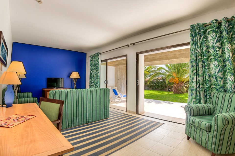 SALÓN DE LA SUITE FAMILIAR DE 2 HABITACIONES