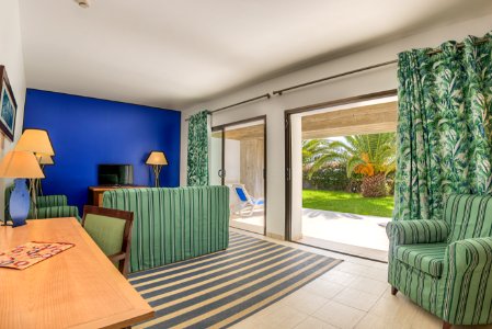 SALÓN DE LA SUITE FAMILIAR DE 2 HABITACIONES