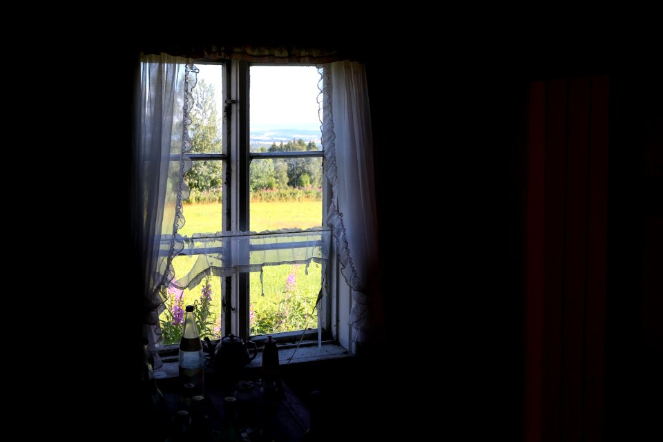 ved kjøkkenvinduet