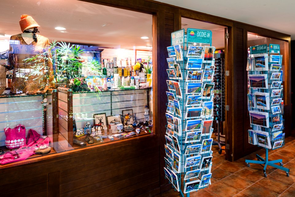 BAZAR "LA CARACOLA"/ SHOP LOWER LOBBY