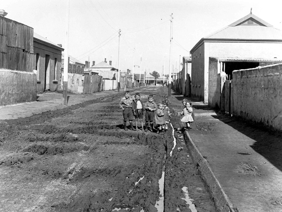 GN02290 Working class children playing in Hocking Street, Brompton, 1920s