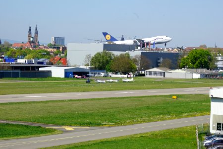 Imbiß mit Flugzeugparkplatz photo