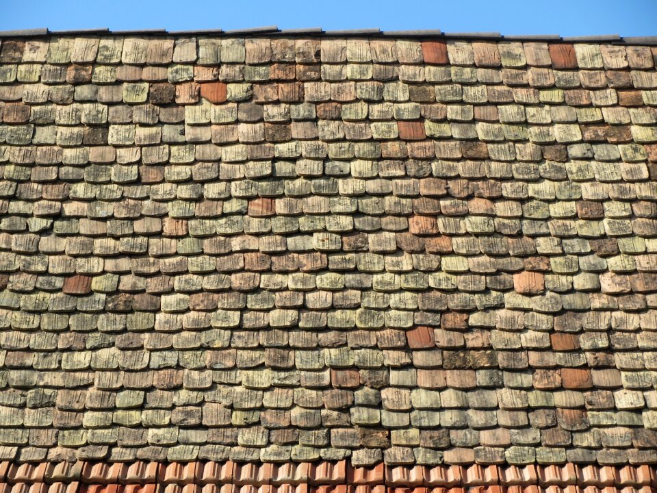 Plain tile crown tile roof