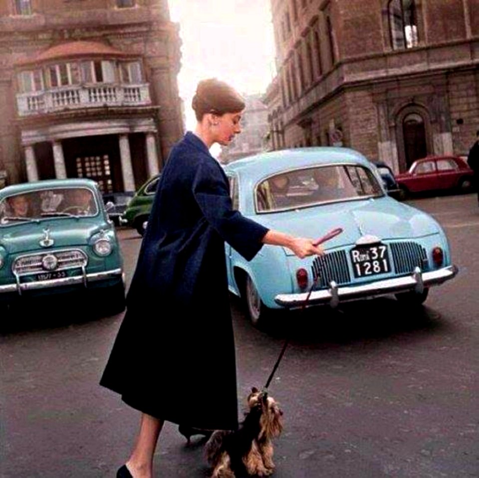 Audrey Hepburn paseando a su perro en Roma, (1964).