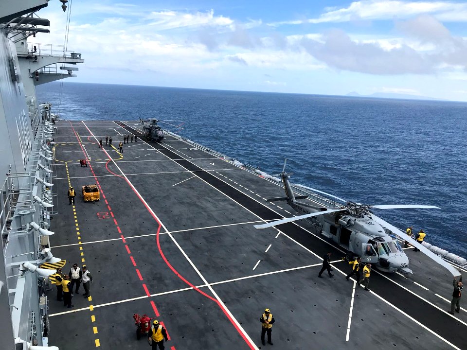 Aeronaves SH-16 e UH-15 a bordo do Navio-Aeródromo Multipropósito Atlântico (NAM  "Atlântico")