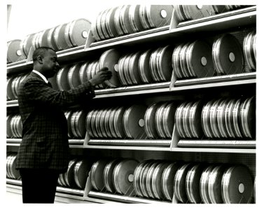Mediados de 1960. NLM. Cannisters of magnetic tape for computer storage