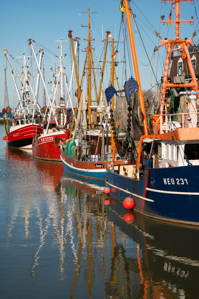 Fishing boats mast mirroring