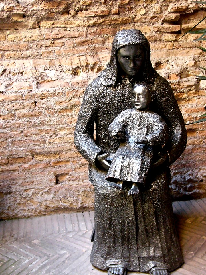 Basilica St. Maria de Angelico: backyard sculpture