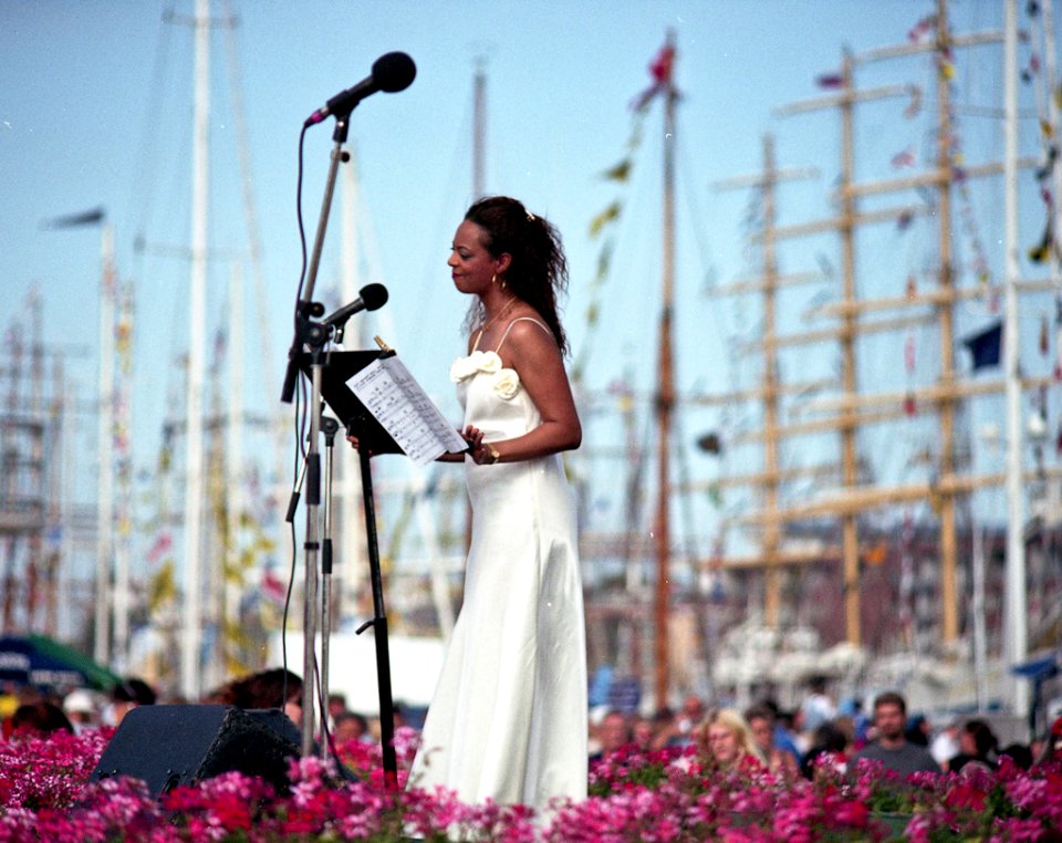 Lady singing Finlandia
