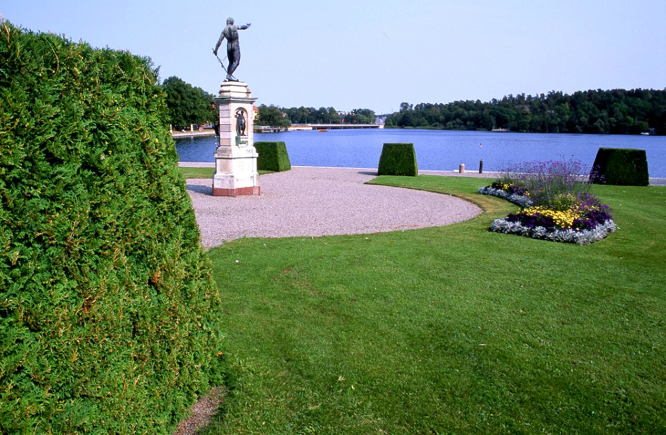 Drottningholm Palace: water front