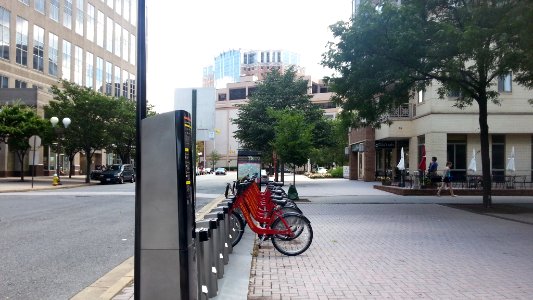 Ballston Metro / N Stuart & 9th St N