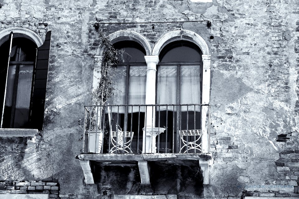 un balcone a Venezia photo