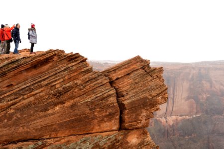 tourists on ledge at horse shoe bend photo