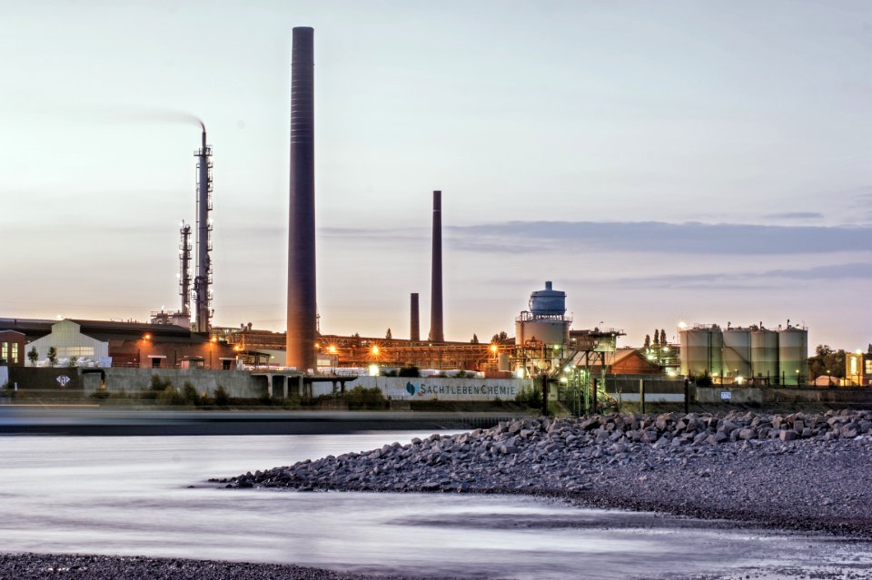 Sachtleben vom Rheinufer bei Duisburg