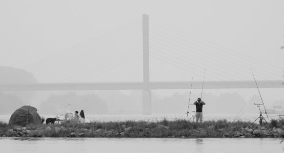 Der Beobachter und die Angler im Nebel