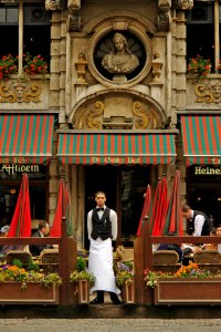 De Gulden Boot – waiter waiting at the Gulden Boot