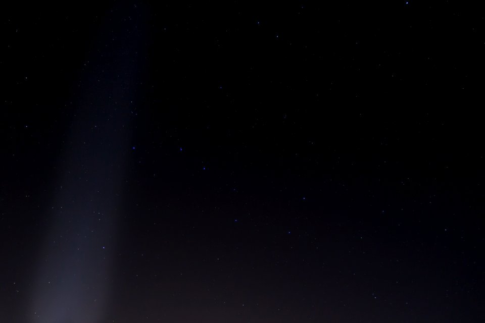Großer Bär mit Lichtverschmutzung durch Skybeamer