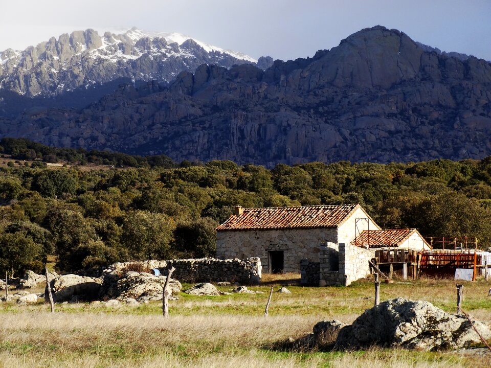 Cabin mountain scenery pedriza