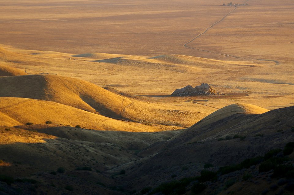 From Caliente Pk Rd, carrizo plain nat monument, san luis obispo, ca - a004qb