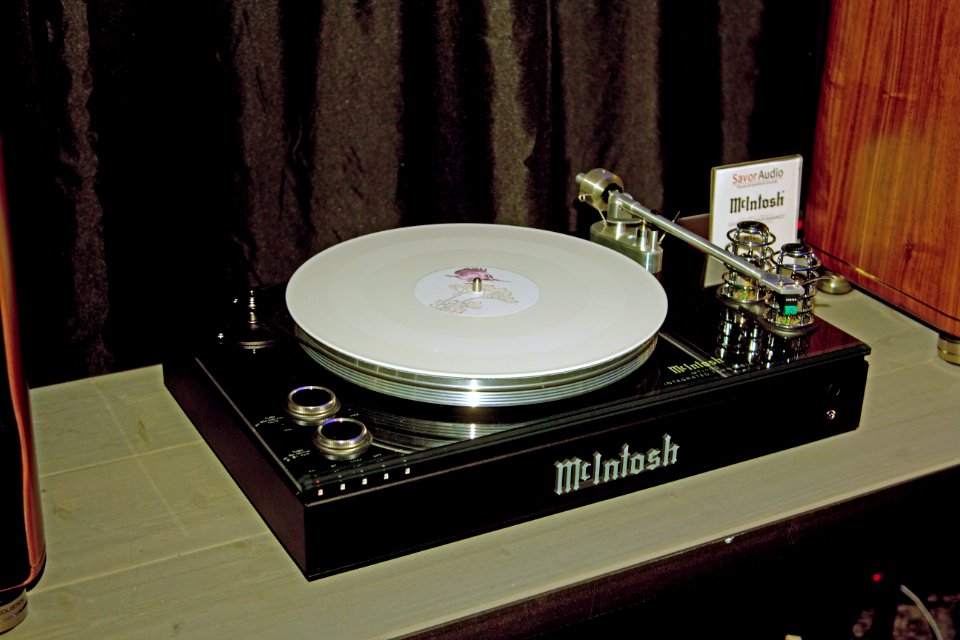 'I Ear' Audio Show 2019 27 Mc Intosh turntable with Sumico and tonearm