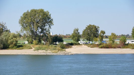 Düsseldorf Kaiserswerth: Sonniger blauer Rhein