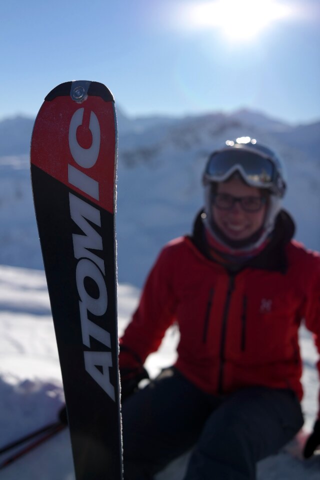 Surreptitious advertising ski atomic