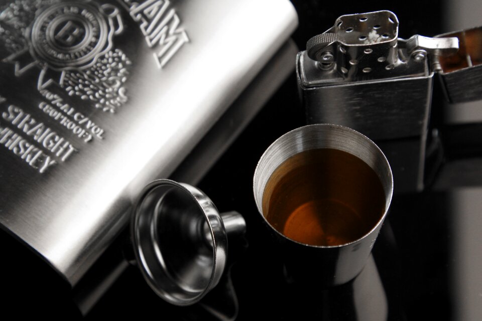 Flagon ji muliang black and white